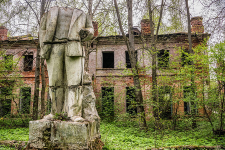 俄罗斯莫科地区森林中废弃旧厂房前的破旧雕像图片
