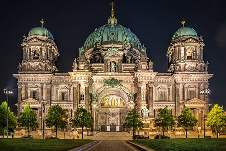 夜间照明的柏林大教堂图片