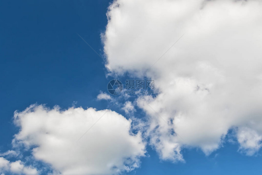 一望无际的蓝天上飘着白色蓬松的云朵图片