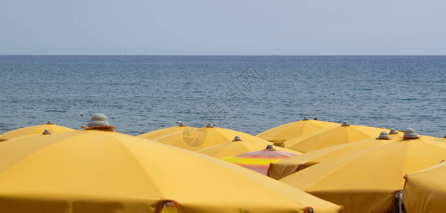 沙滩雨伞有海水背景图片