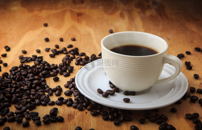 黑咖啡和咖啡豆在木纹理背景早图片