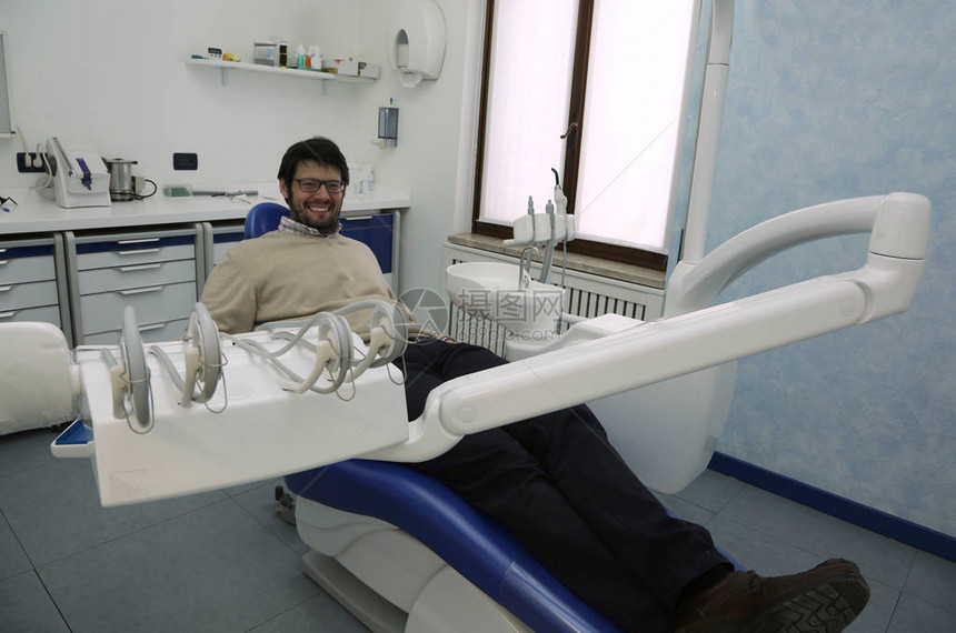 成人男子在牙科手术中坐图片