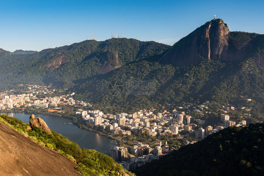 里约热内卢城市景观与丘陵和科尔瓦多山图片