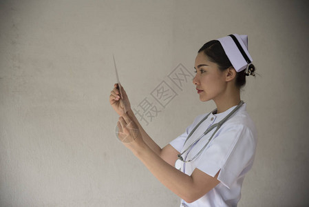 一位漂亮的护士带着听诊器正在看医院图片