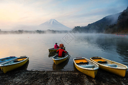日本晨雾中在精进湖钓鱼的小船图片