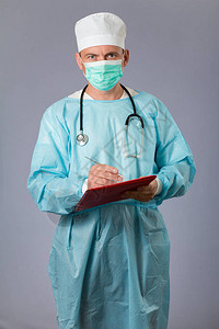 医生穿戴有听诊器和面罩的医学长袍图片