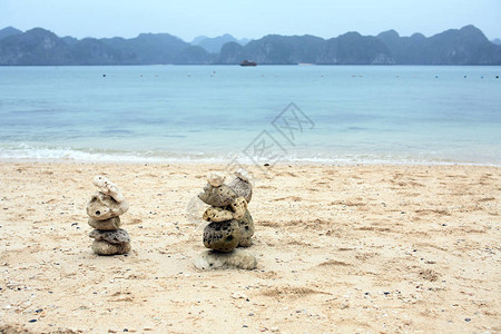 越南哈隆湾HalongBay的沙滩上堆图片