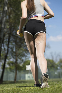 在公园里慢跑和体操锻炼的女人图片