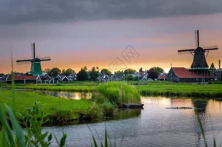日落在荷兰ZaanseSchanss的古图片