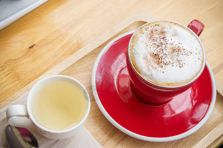 咖啡店木桌上的红咖啡杯图片