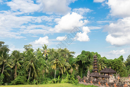位于热带巴厘岛乌布的传统巴厘岛寺庙图片