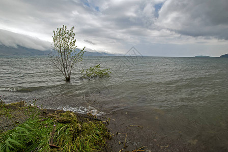 在亚美尼亚的Sevan湖暴风天图片