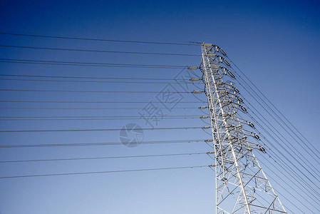 蓝天背景的电线讯柱和电缆图片
