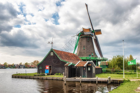 Schans的荷兰传统老木制风车图片