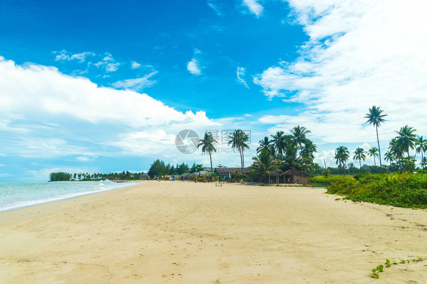 Bangsak海滩在蓝天图片