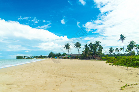 Bangsak海滩在蓝天图片