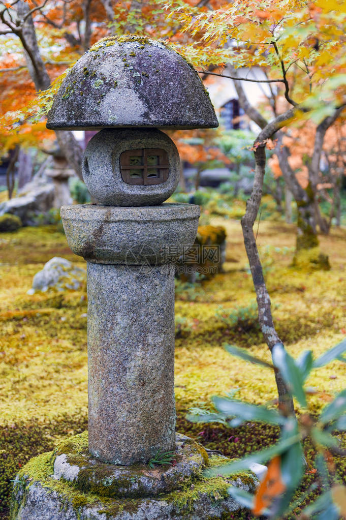 秋天在日本京都Enkoji寺庙的日本山坡园中图片