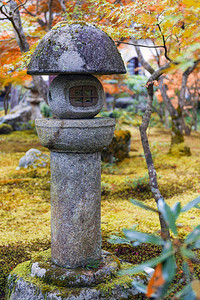 秋天在日本京都Enkoji寺庙的日本山坡园中图片