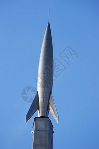 太空征服者纪念碑顶部发射坡道上的火箭细节图片