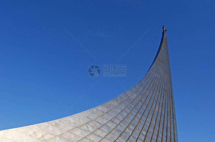 在太空征服者纪念碑顶部的发射坡道上观看火箭图片