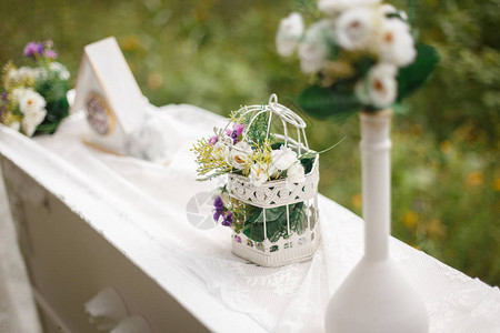 婚礼装饰钟表桌上花束餐桌图片
