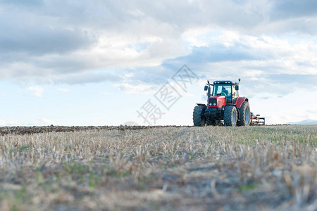 在田间耕作的农业机械图片