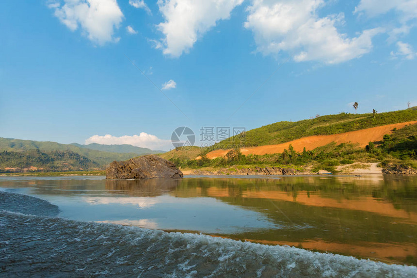 在湄公河从HuayXai经Pakbeng到老挝LuangPrabang的两天巡航图片