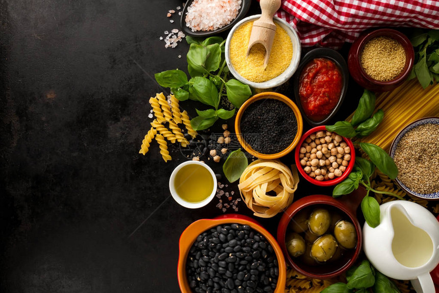 食品背景食品概念与各种美味的新鲜食材烹饪意大利食品配料使用复制空图片