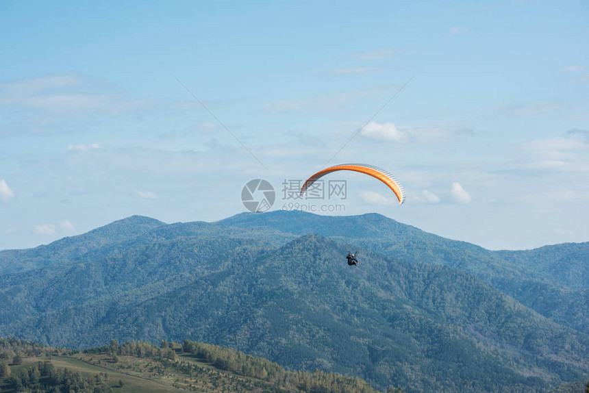 在山上滑翔伞滑翔伞在山上战图片