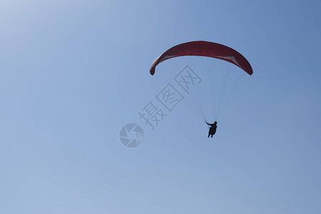 在蓝海上空的天空中漂浮着多彩图片