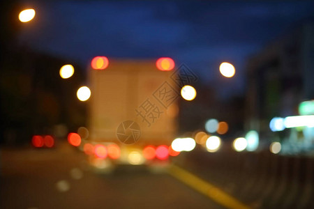 城市街道上卡车的夜灯抽象模糊b图片