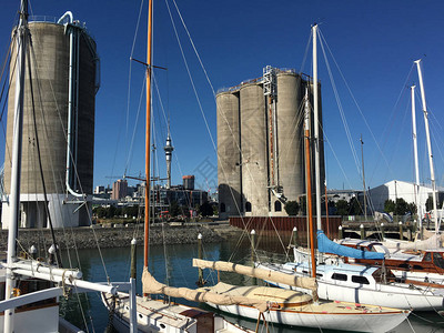 从新西兰奥克兰的筒仓公园欣赏经典游艇停泊在温亚德区与奥克兰图片