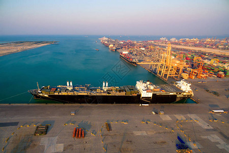 物流集装箱船在厂主要运输货物集装箱运输全球商业航运物流进出口行图片
