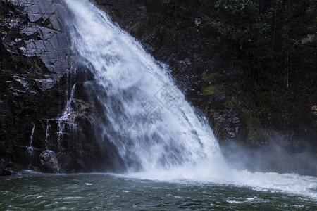 勇瀑布公园是洛坤府的景点之一自然背景瀑布瀑布五颜六色的树叶瀑布图片