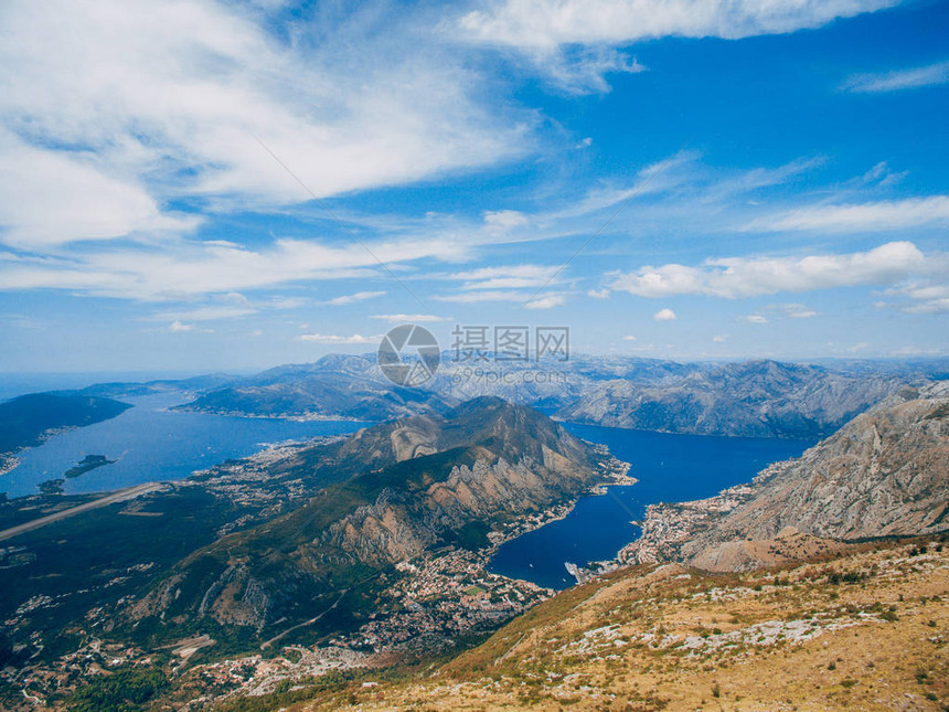 从高处看科托尔湾从洛夫琴山到海湾的景色从洛夫琴山的观景台往下看黑山的脉和海湾科托尔老图片