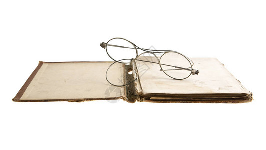 古老的书和眼镜在白色背景图片