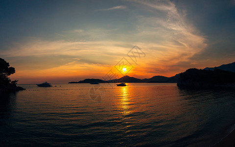 在黑山和大海的日落橙色的日落图片