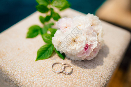 在草地上的石头上贴着结婚戒指在图片