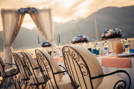 岸边的婚宴桌黑山的婚礼图片