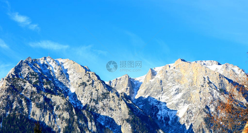 冬季景观有五颜六色的云彩的山图片