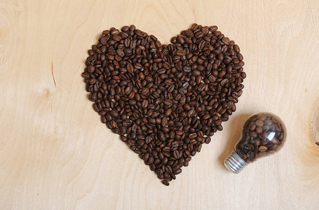 心脏由咖啡豆和灯泡制成里面有咖啡豆图片