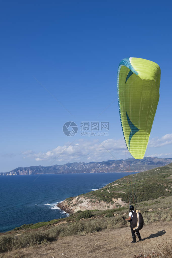 沿着撒丁岛南部海岸滑翔伞出发图片