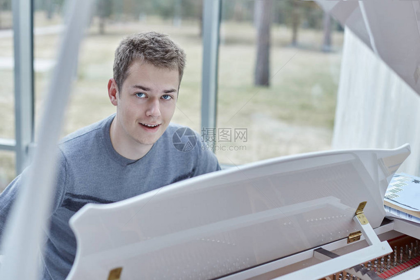一张年轻迷人的高加索蓝眼睛音乐家的特写镜头图片