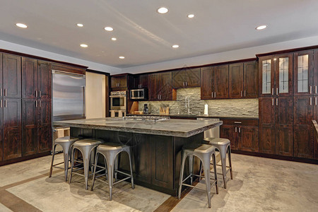现代露天地板厨房设计用灰色调图片