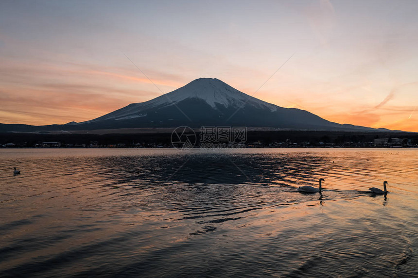 冬天晚上富士山和中湖的景色山中湖是富士五湖图片