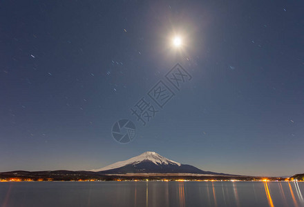 春季的富士山和甲府市图片