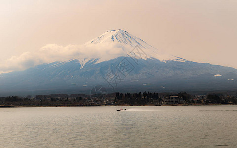 富士美丽的风景和快艇图片