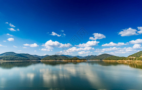 蓝天背景的山湖景观图片