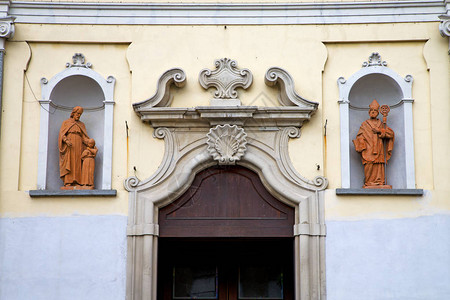 在ItalyLombbardy柱的教堂门上图片