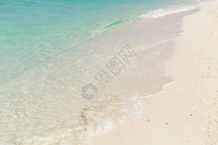 背景为白色沙滩蓝色翡翠海滩图片
